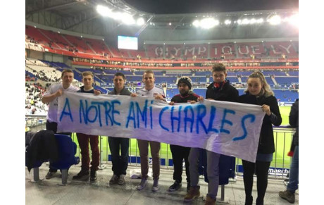 L'hommage à Charles au match de Lyon