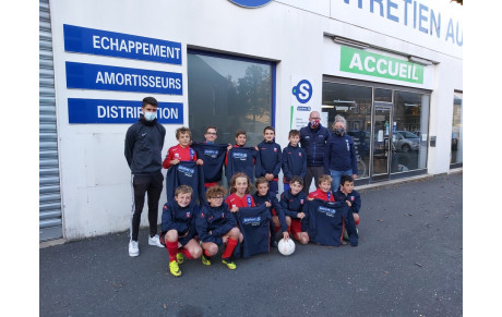 Le garage Point S finance des tenues d'échauffement pour nos U13
